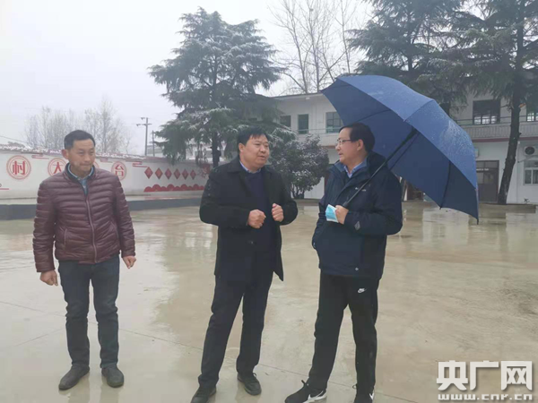 南阳市委副书记曾垂瑞到唐河县桐寨铺镇调研脱贫攻坚工作