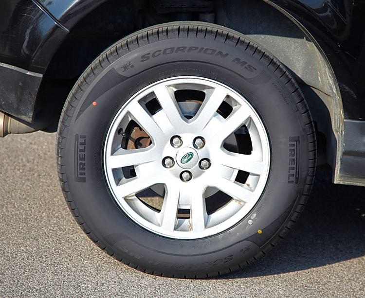 倍耐力长期作为路虎多款suv的定制轮胎合作伙伴,在2020年新款路虎卫士