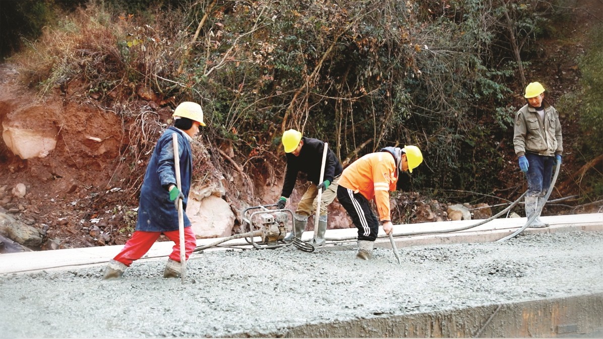 大山里的修路人
