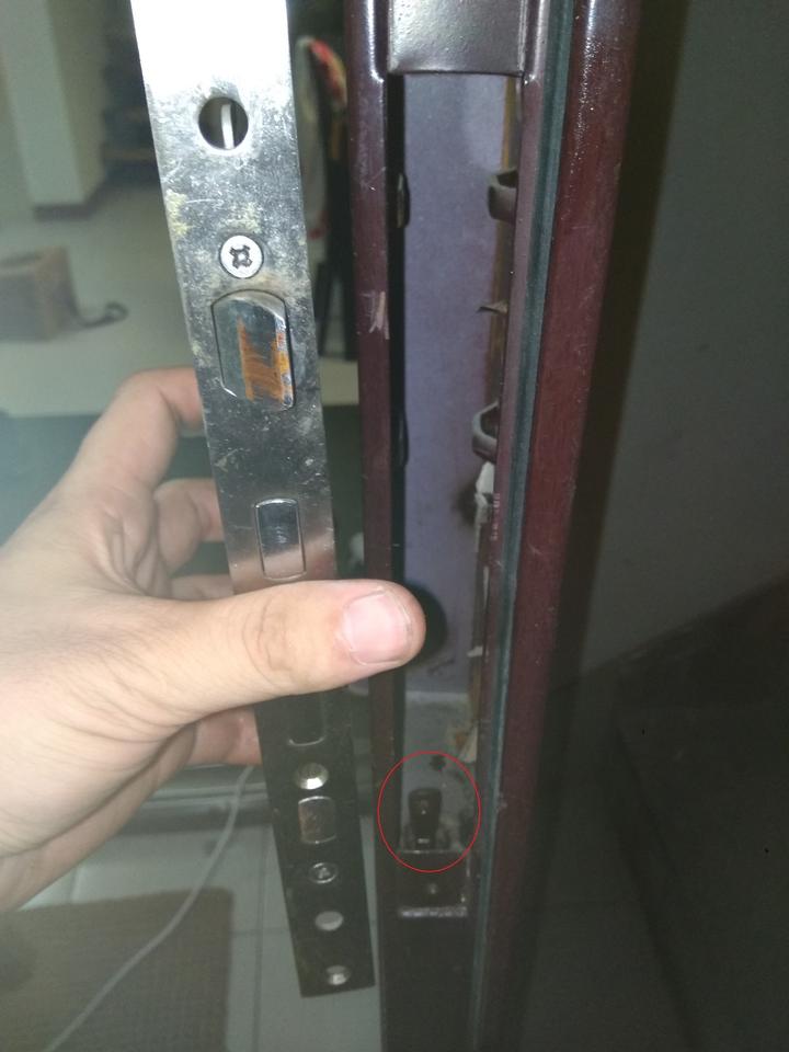 防盗门带天地勾的锁具安装图解