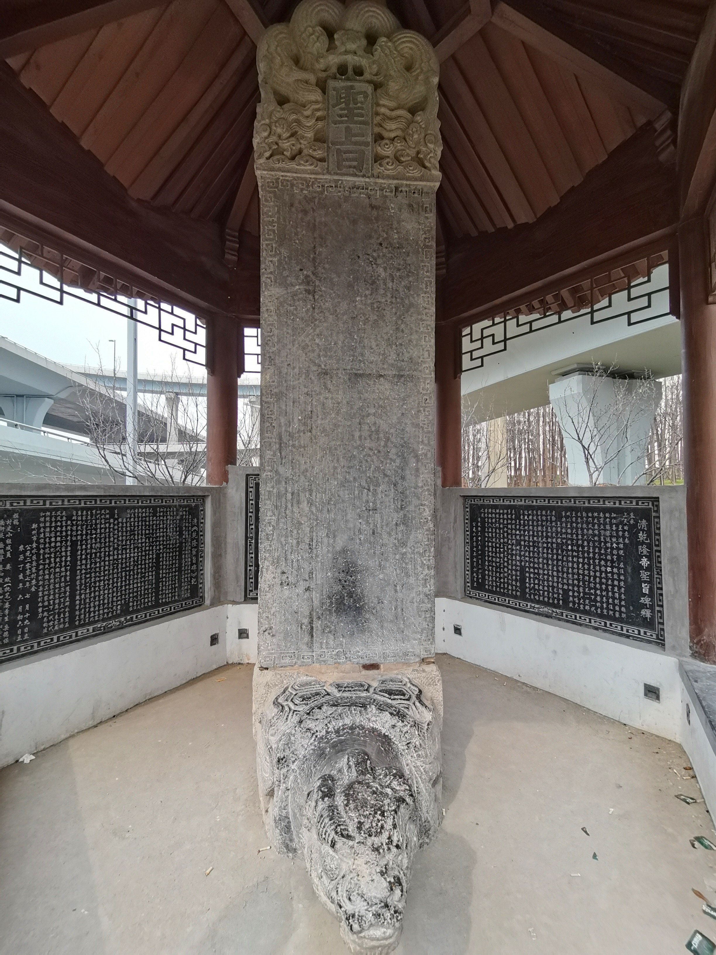 郑州市区有个清朝皇帝的圣旨碑,满汉双文乾隆手书圣旨二字,罕见