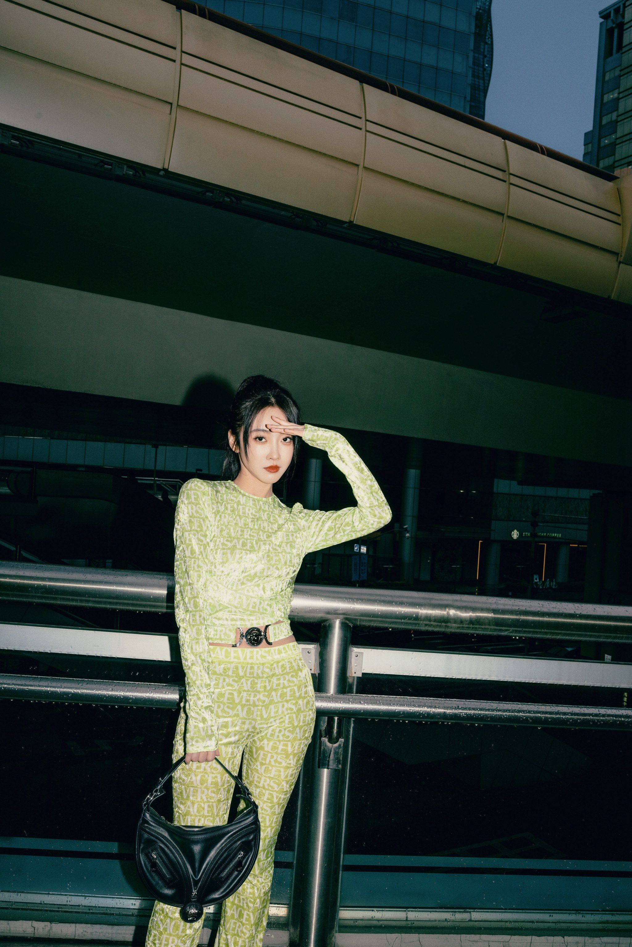 宣璐绿色字母摩登高光写真