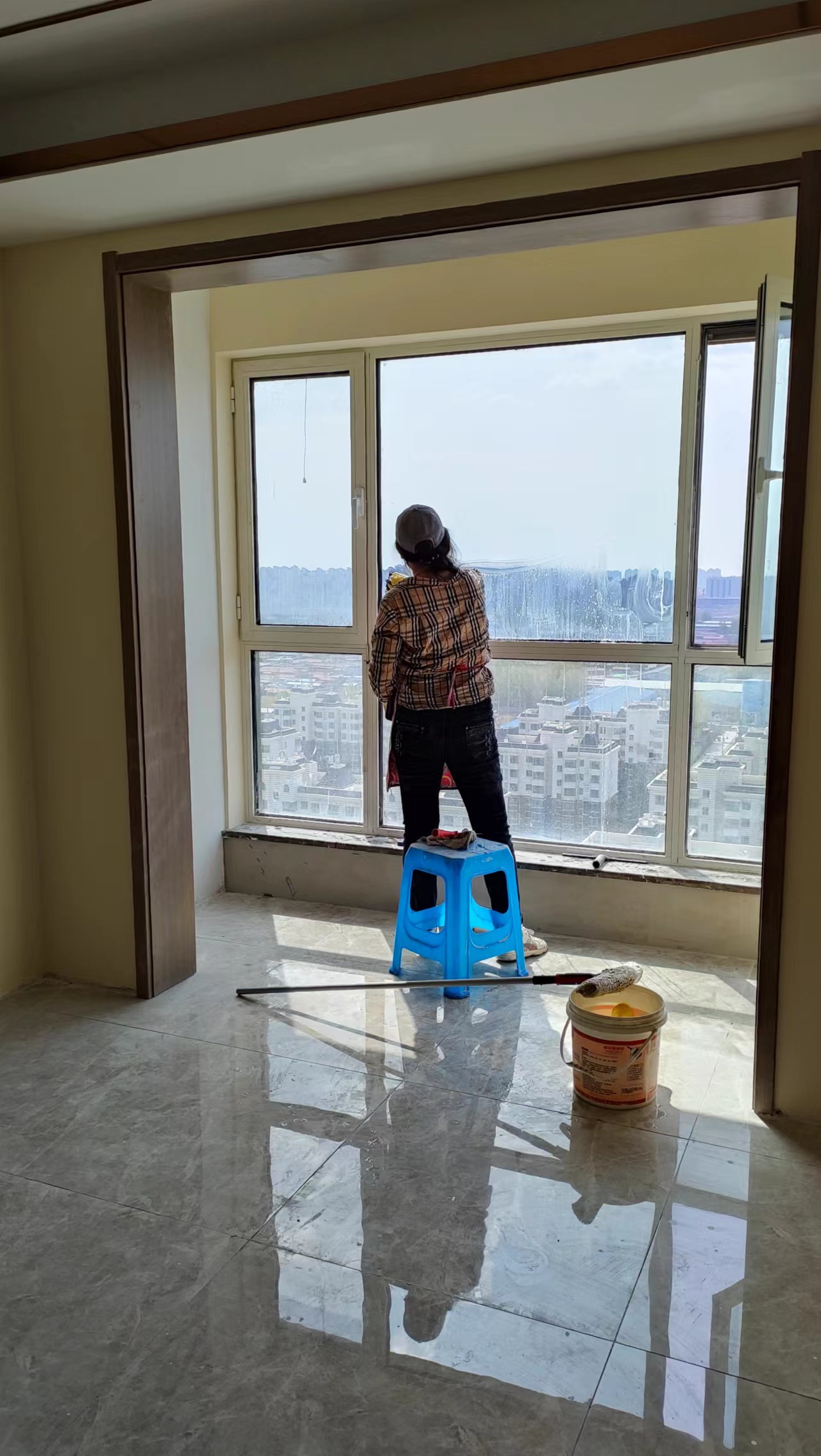 工程开荒,保洁擦玻璃的划痕,有时候就是坑