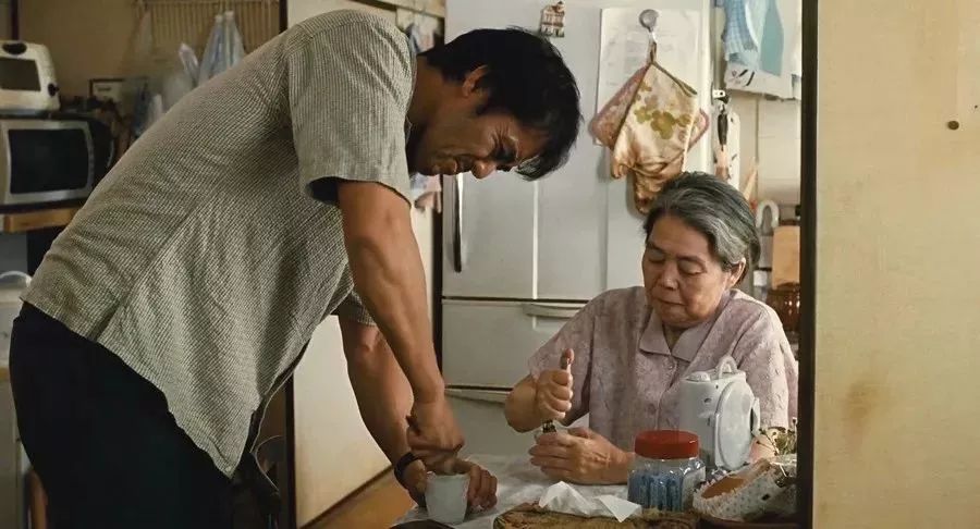 "新型啃老"正在年轻人中蔓延,老人蒙在鼓里,还以为孩子上进