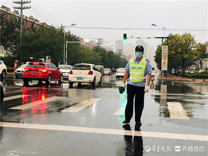 雨中警察图片