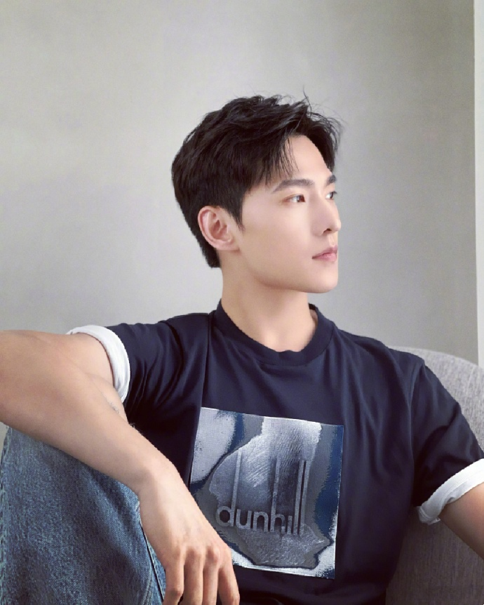 杨洋更博分享侧脸照 羊毛老师直接陷进去了!