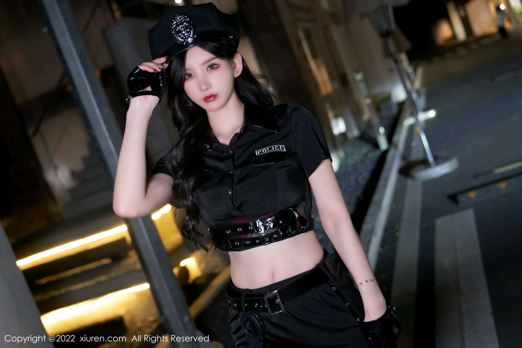 冷艳女神周于希女警cos,仿佛在警告你:站住,乖乖束手就擒吧!