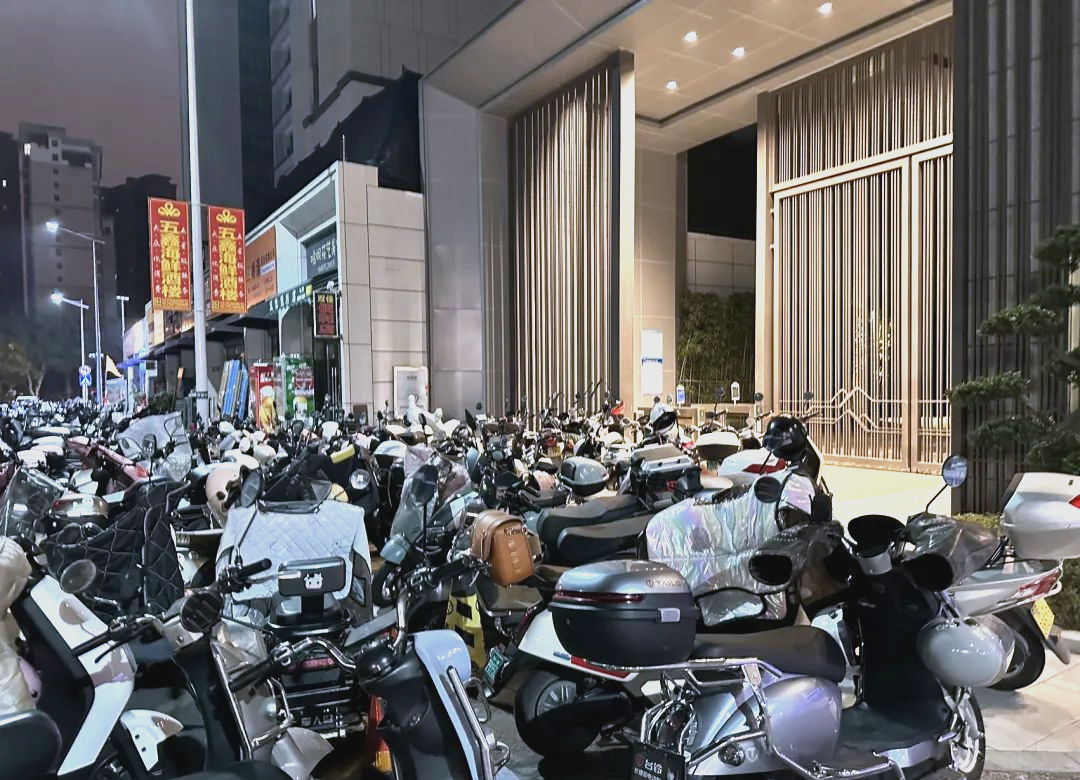 石狮金辉城小区物业禁止电动车进入地下车库引发业主不满