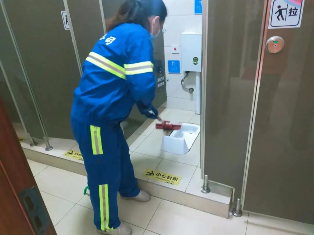 施玉琴:上海市"最美公厕保洁员"的平凡荣耀