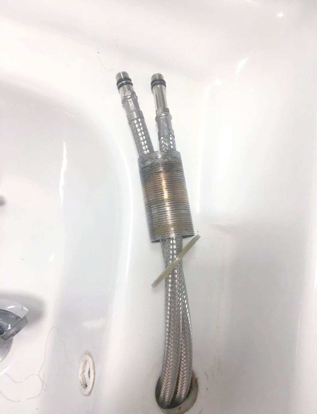 按照拆卸的相反顺序,将水龙头重新装回原位,并确保用手将螺帽拧紧