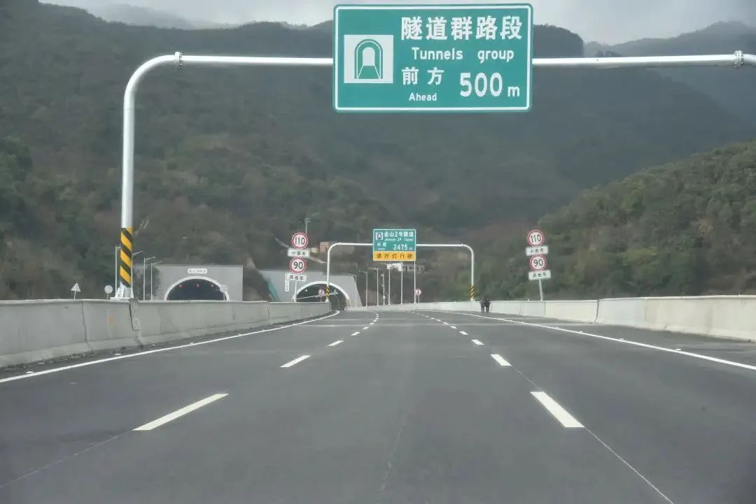 深圳横龙山隧道内变道图片