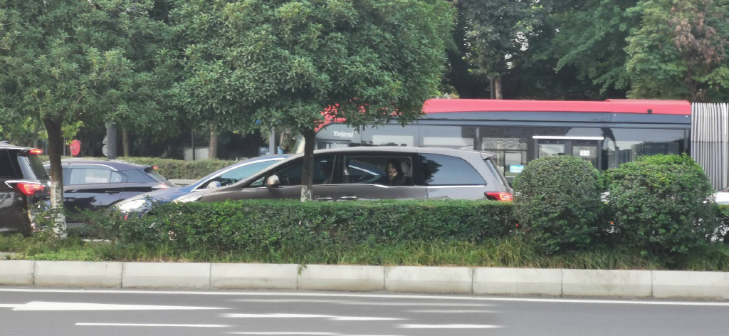 赵丽颖出席活动,生图曝光显大肉脸发福明显,还隔马路与粉丝互动