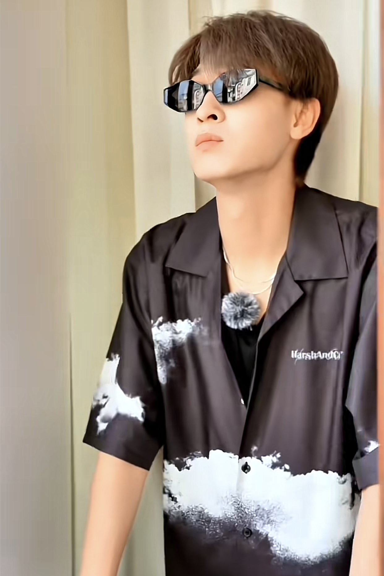 秦霄贤新综艺路透,对网红青蛙敬礼,网友:老秦不愧是网红艺术家