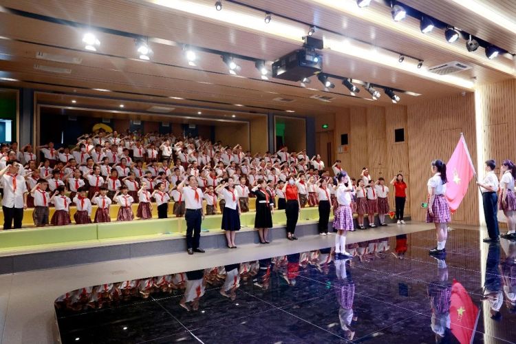 香山里小学举行第一批少先队员入队仪式