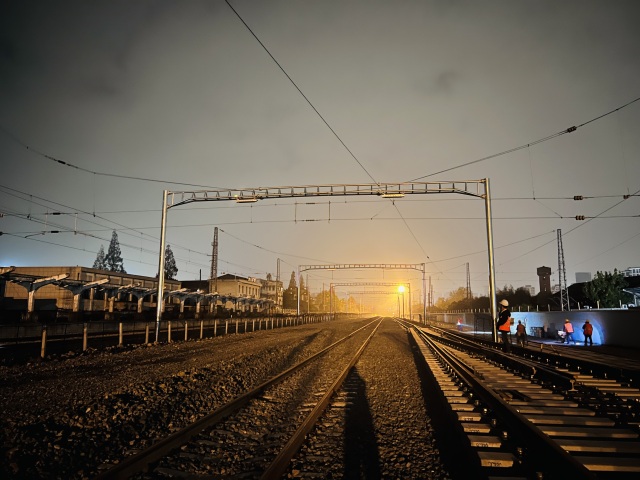 萧山西站第一阶段硬横梁架设完成