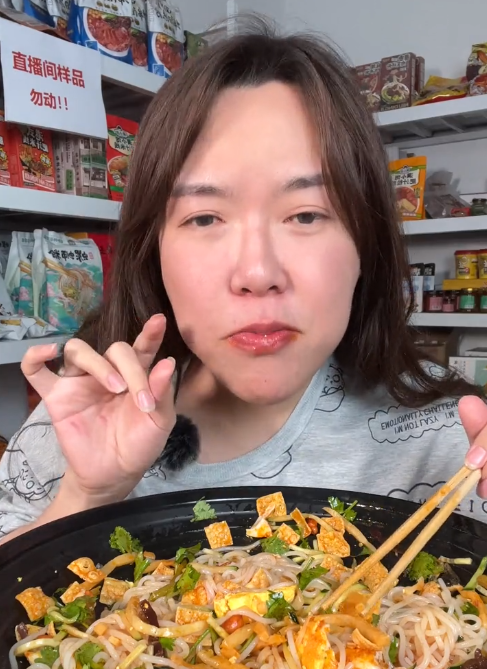 浪胃仙回应"性别"质疑,假睫毛成亮点,网友:缺那点钱?
