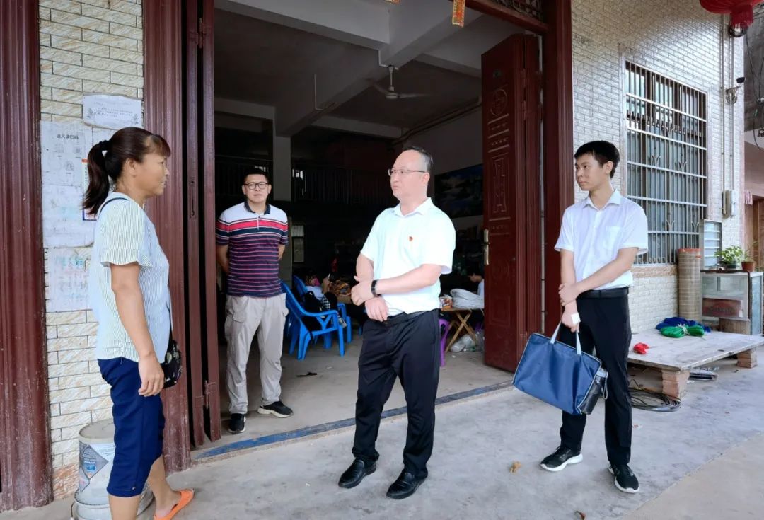 浦北法院方辉院长到大成镇慰问困难党员和检查指导工作