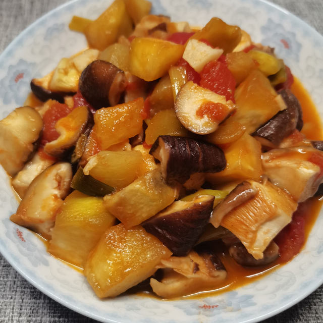 西红柿香菇炒茄子,简简单单,美味下饭