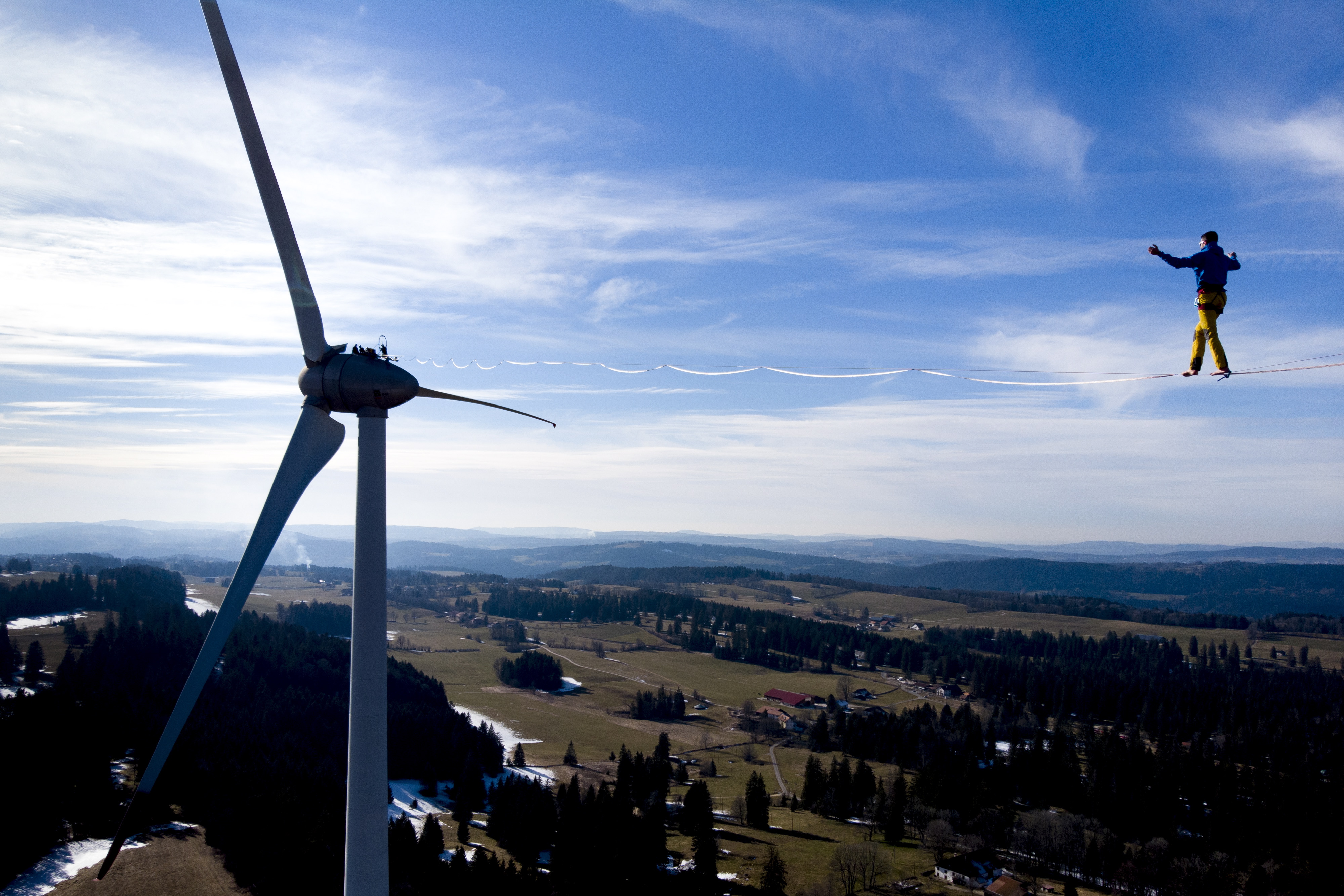 风电机旁的高空行走