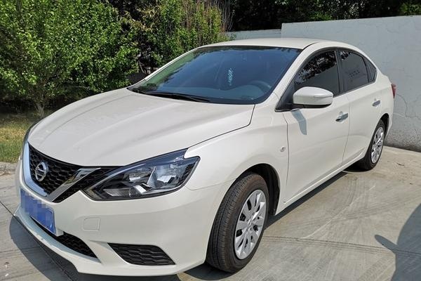 上班偶遇白色轩逸新经典,忍不住多看几眼