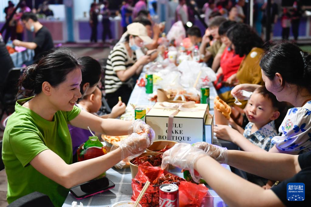 浙江湖州:乡村"花海龙虾节"启幕