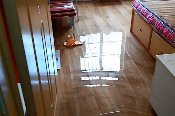 屋里地面潮湿渗水怎么办?