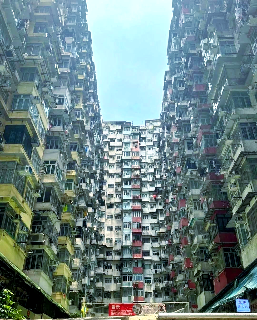 探索香港的真实魅力:感受密集的建筑风情与独特的生活气息