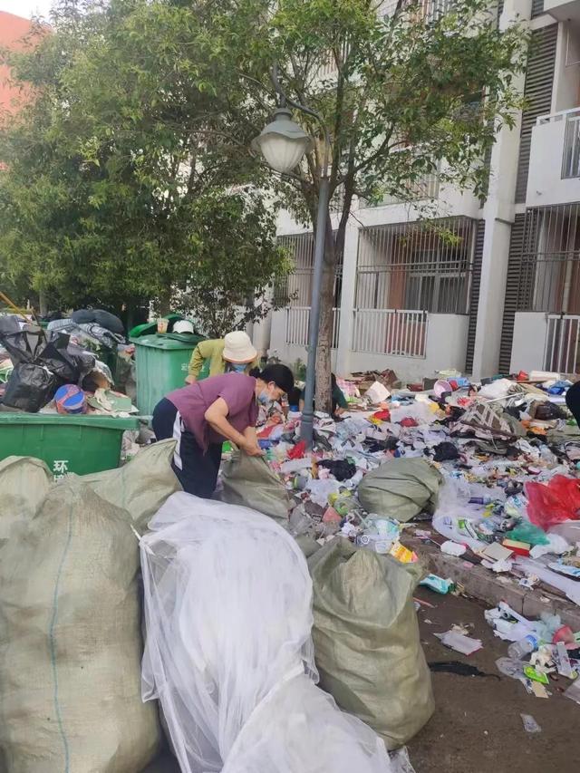 赠宏泰物业主管朱玉萍大姐