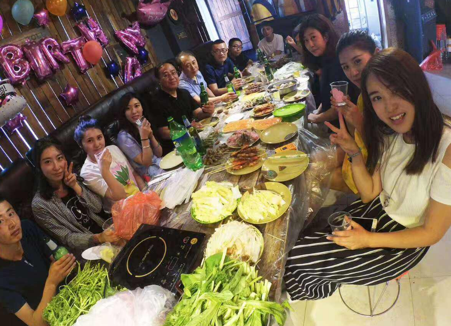 毕业多年后的同学聚会照片火了,场面不堪入目,学生:颠覆我三观