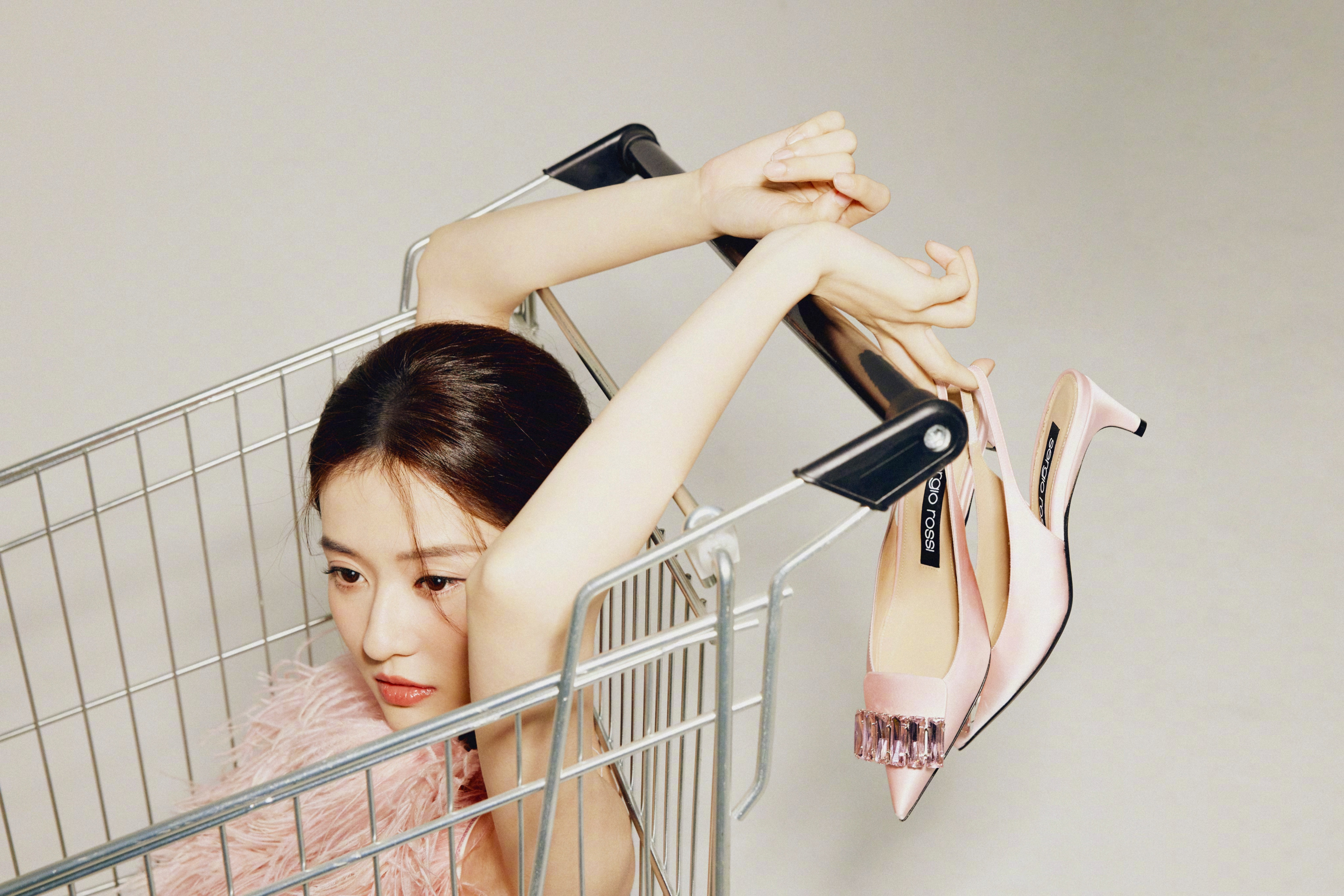 乔欣,圣诞树影摇晃,奔向冬日绮丽花园
