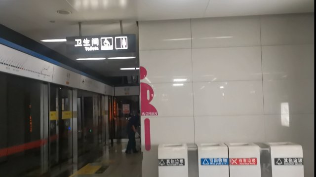 开屏跑腿|地铁站卫生间人形标识只有一半,市民直呼看不懂!