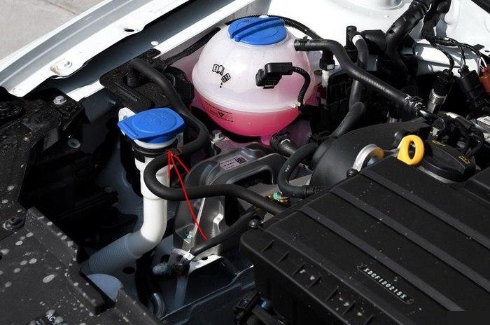 宝来的喷玻璃水在哪里