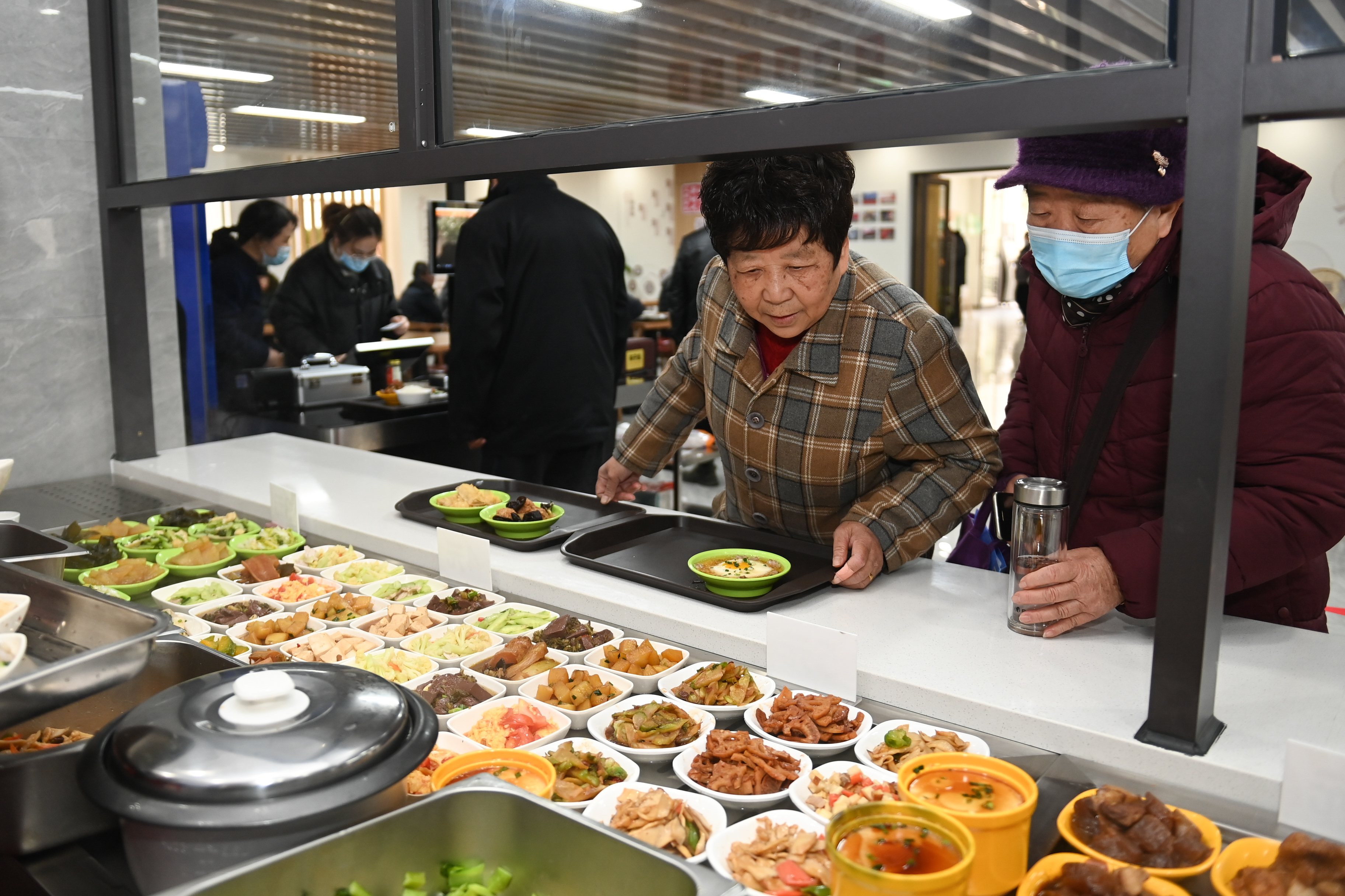 杭州临安 社区建起幸福食堂 方便老人就餐