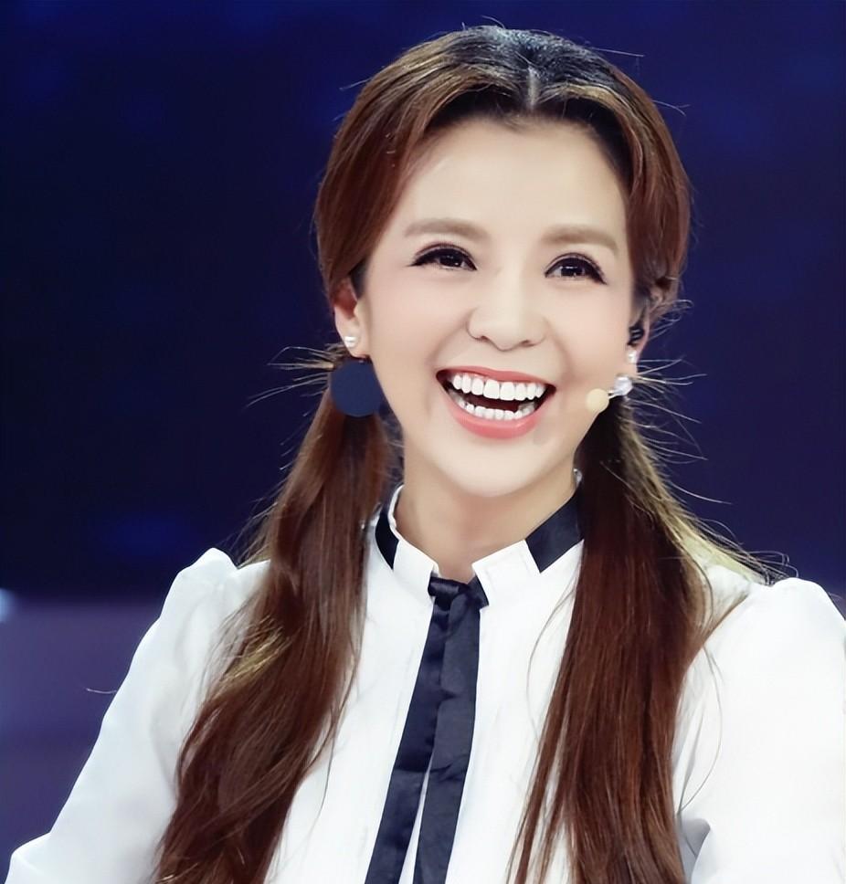 央视主持朱迅:嫁湖南农村,"倒贴"丈夫一套房,将公婆宠成孩子