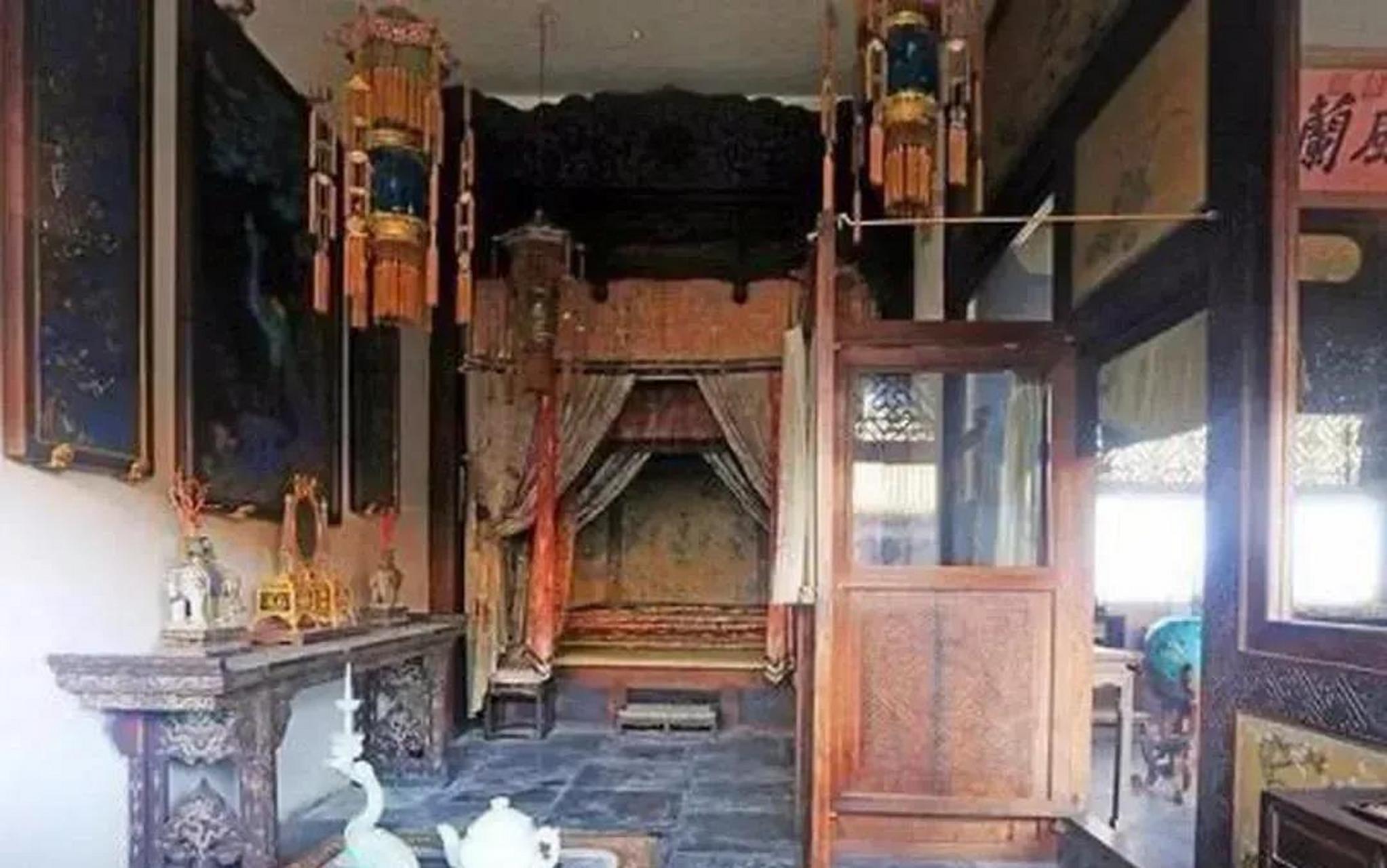 据说这是慈禧太后的寝宫.其实感觉也不过如此,房间好狭窄.