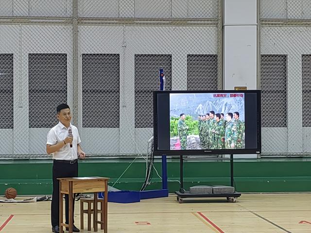 汶川地震空降兵15勇士之一李亚军走进校园开展国防教育