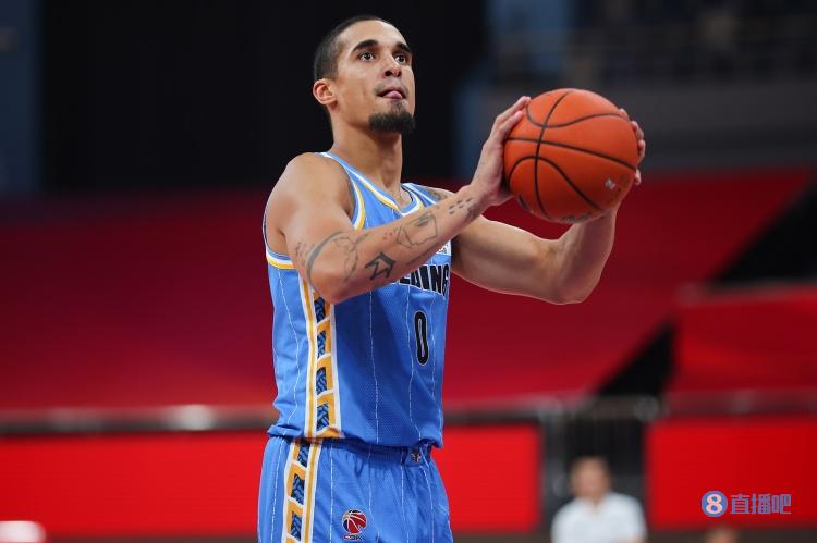 手感全无!尼克-约翰逊9投0中仅靠罚球得到2分 另有2板5助