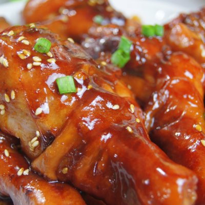 用平底锅就能做出这道黯然销魂的蜜汁叉烧鸡腿!