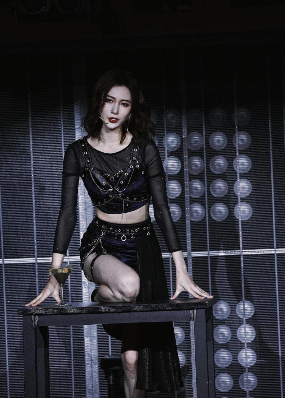 吴哲晗,黑色魅力舞台造型:短发红唇,搭配一身黑色舞衣,尽显纤美婀娜