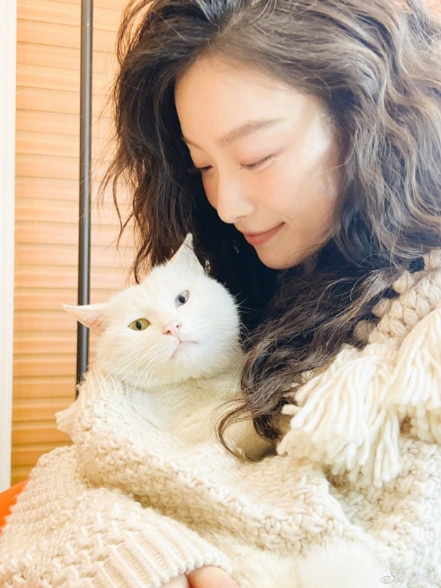 倪妮分享与猫咪日常 怀抱猫咪眼神温柔