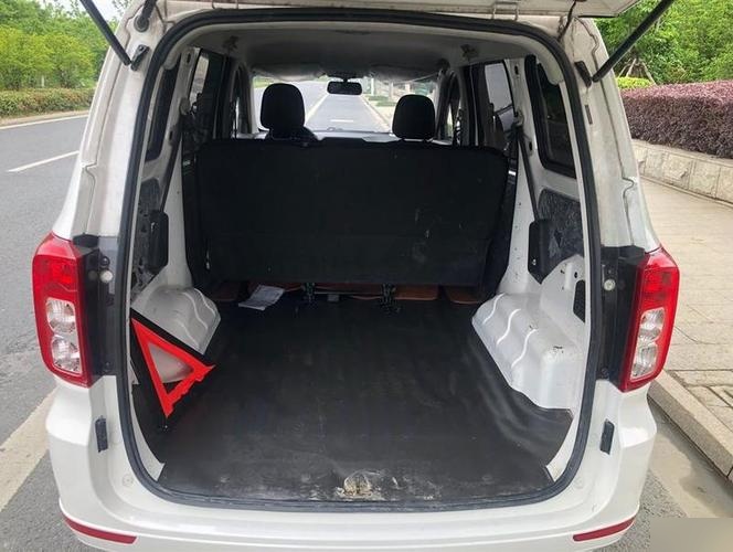 五菱宏光s后备箱怎么打开