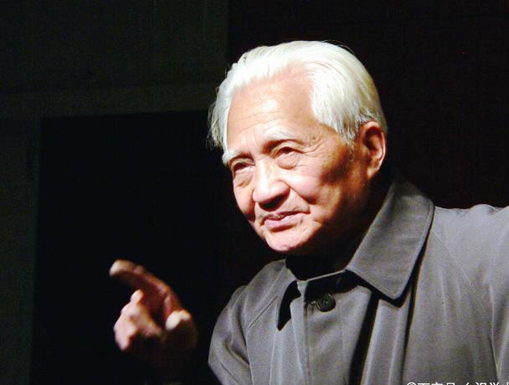 李四光衣衫褴褛,被大堂老板当乞丐对待.