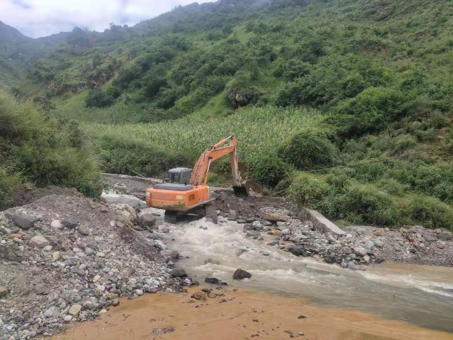 布拖县牛角湾镇:雨后公路抢修忙 保障群众出行顺