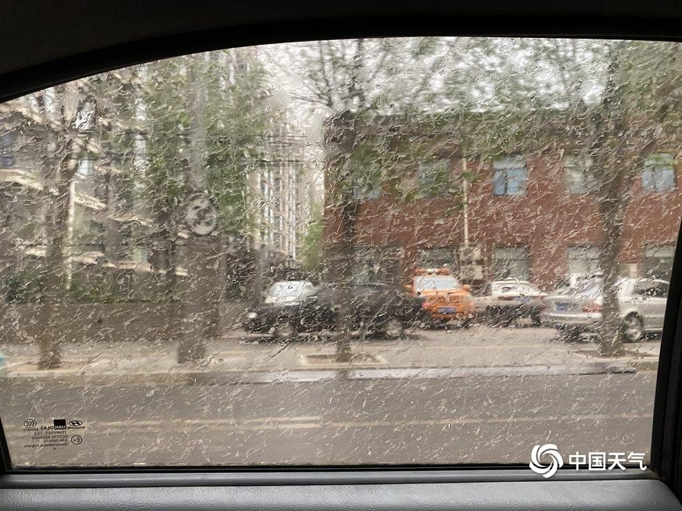 快躲避!北京大风泥雨齐来袭 户外物体泥渍斑斑