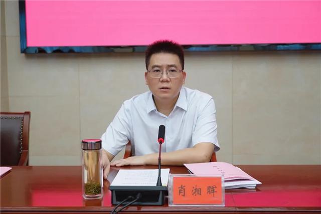 肖湘晖主持召开岳阳县委常委会议暨县委理论学习中心组第十次集中学习