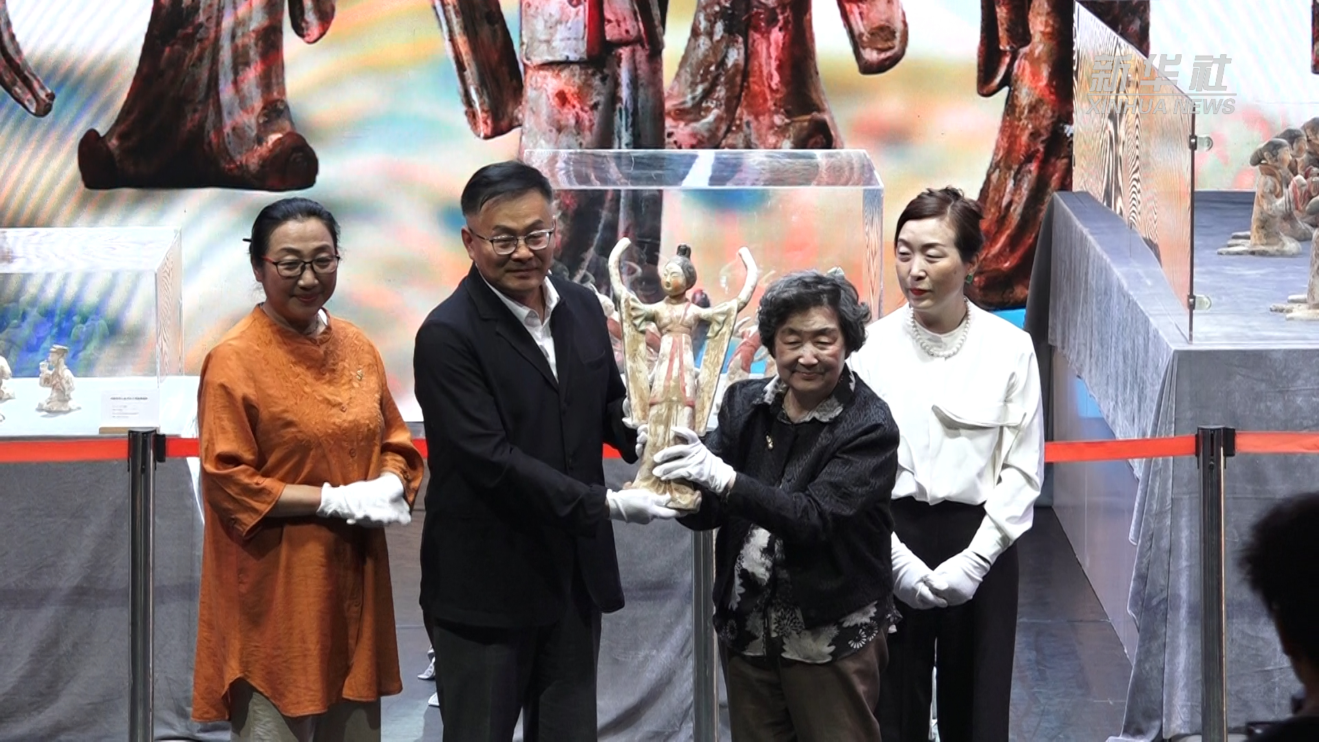 中国古代乐舞陶俑文物复制品捐赠仪式在京举行