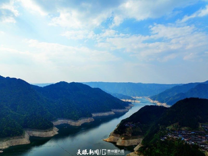 锦屏:三板溪水电站开足马力发电