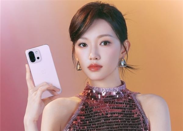 小屏党的梦中情机!一加15T跑分超445万:骁龙8E5+16GB+1TB