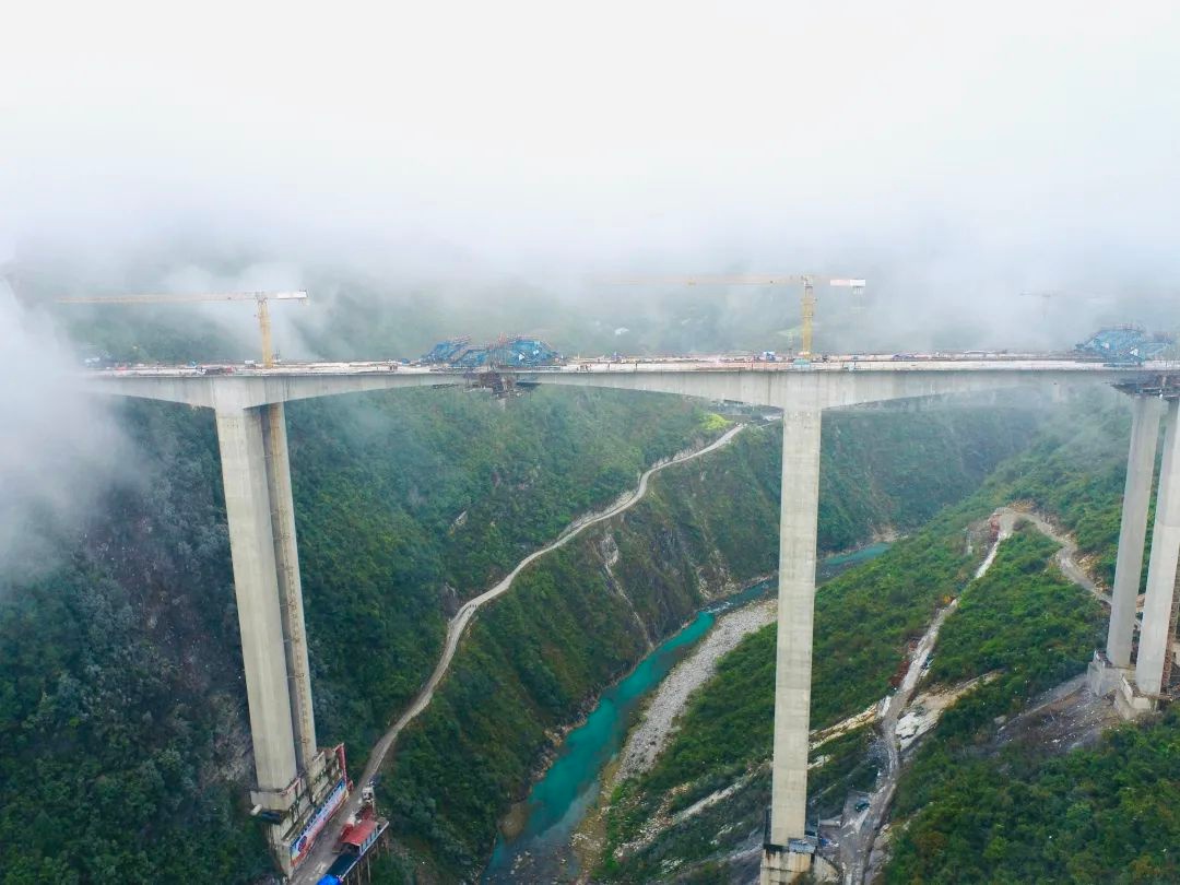 城开高速:东河1号特大桥左幅连续刚构合龙