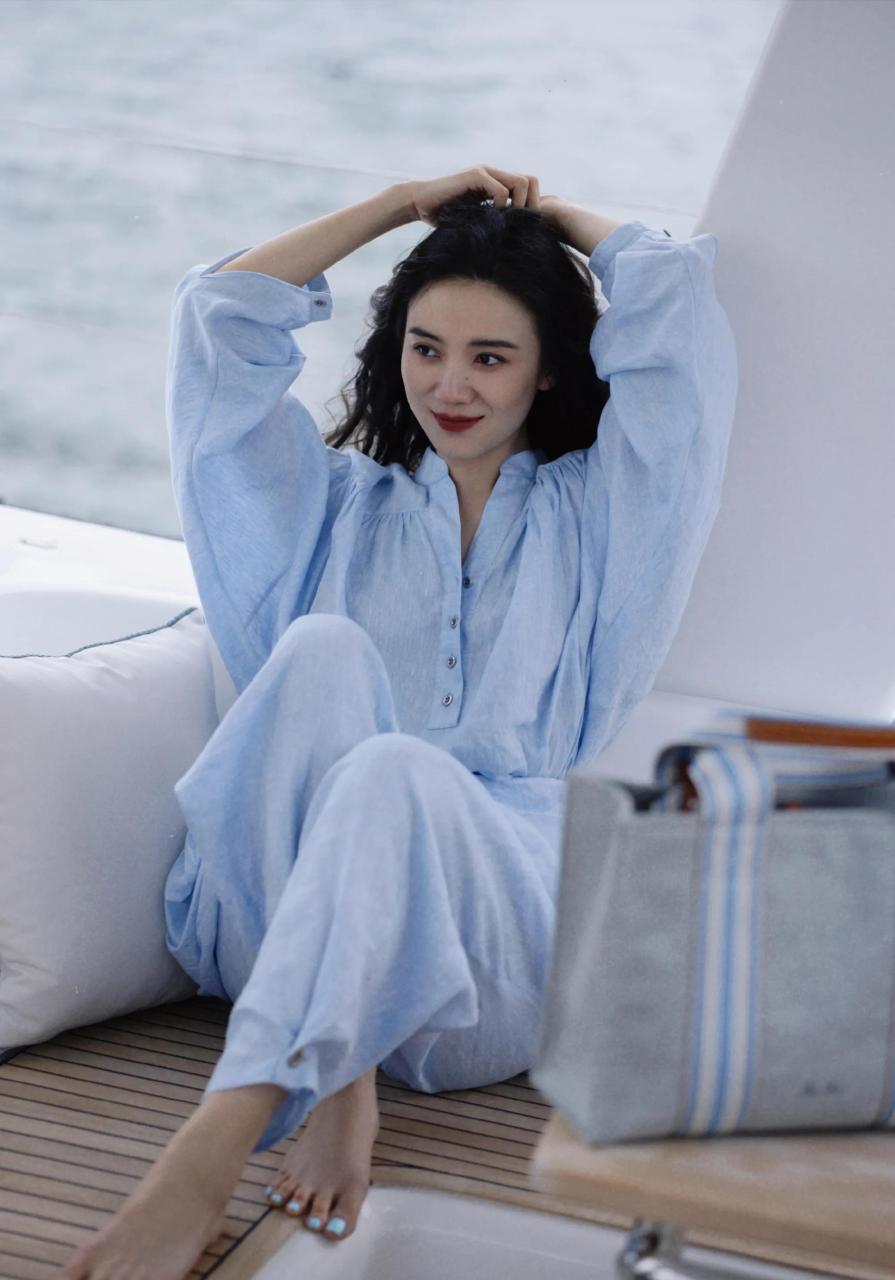 照片中,宋佳身穿一袭蓝色套装清爽又时尚.